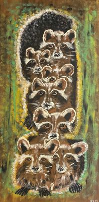 Waschbärfamilie im Baumstamm
